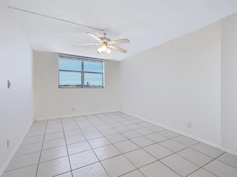 500 Executive Center Dr 5M - Bedroom