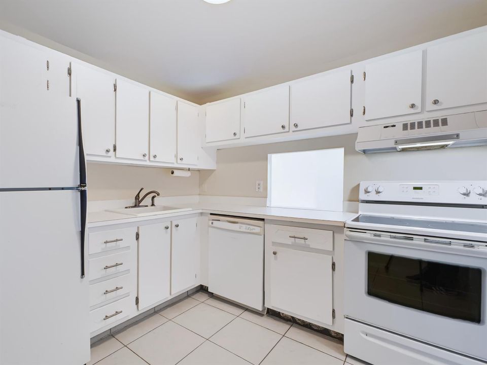 500 Executive Center Dr 5M - Kitchen