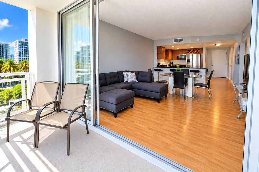 Bright Modern Apartment with Tropical Ba