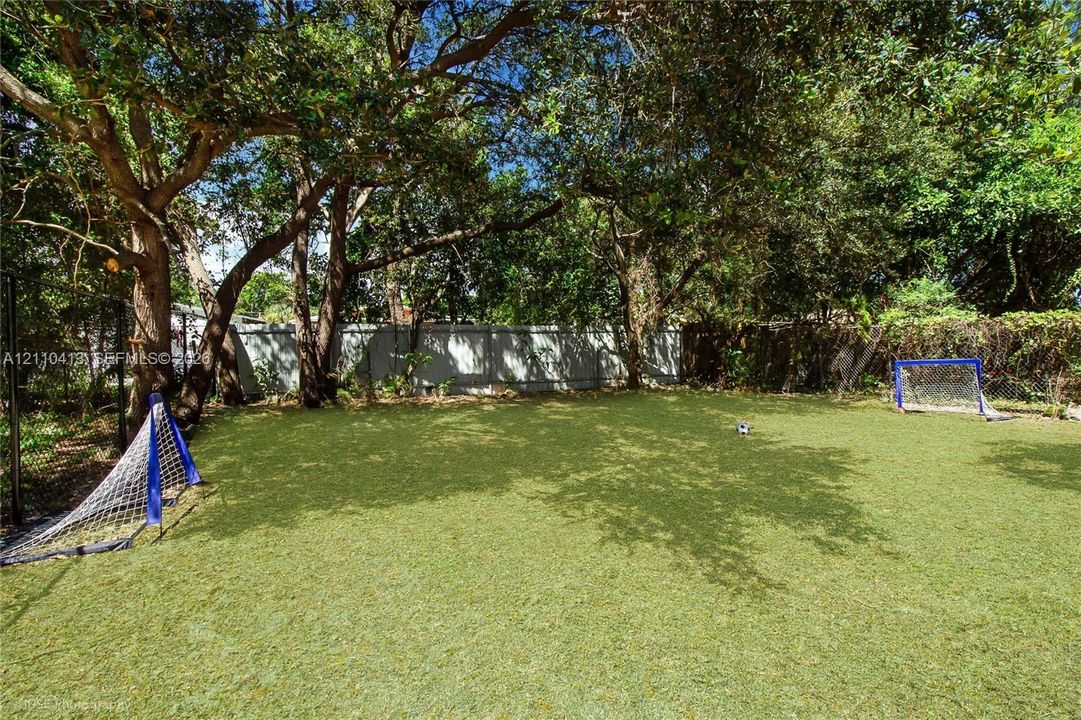 For Rent: $3,495 (3 beds, 2 baths, 1450 Square Feet)