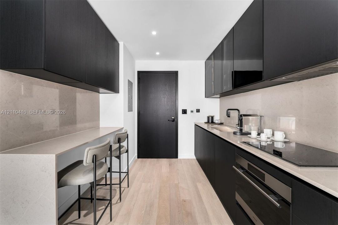For Sale: $1,399,000 (2 beds, 2 baths, 988 Square Feet)