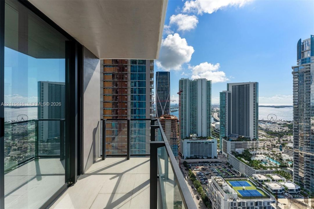 For Sale: $1,399,000 (2 beds, 2 baths, 988 Square Feet)