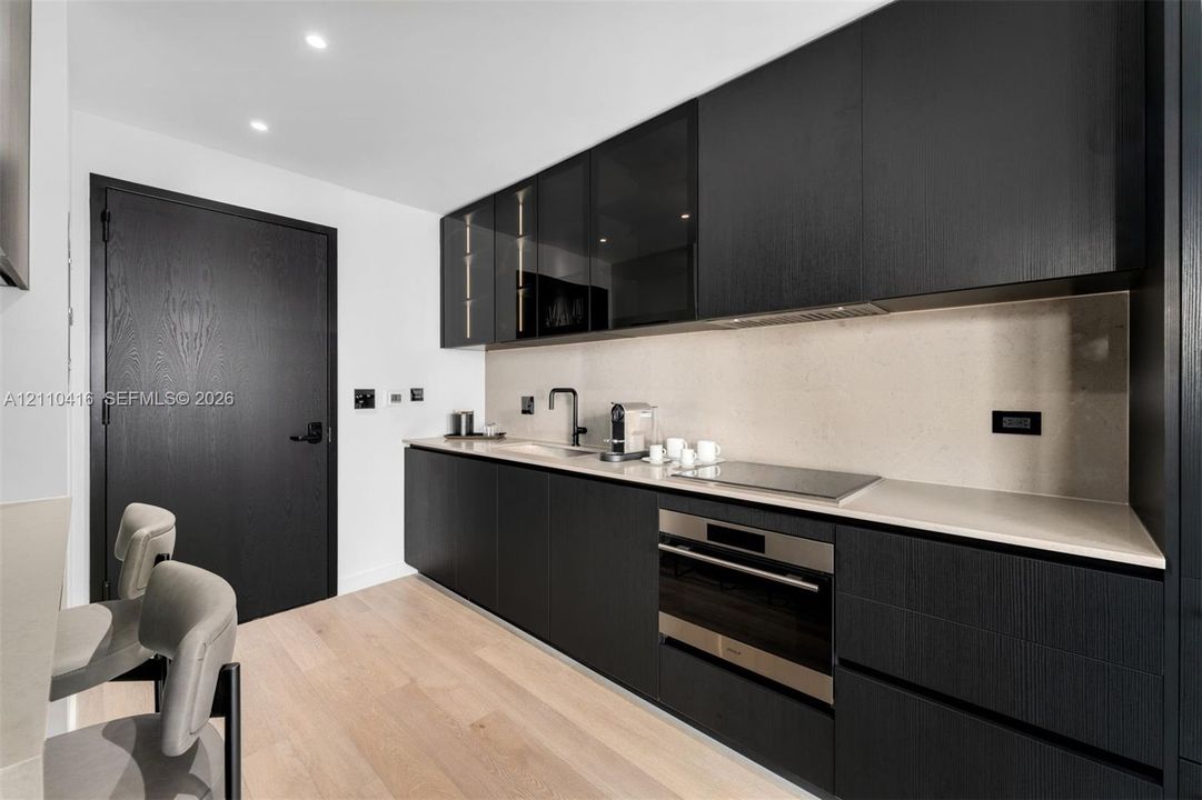 For Sale: $1,399,000 (2 beds, 2 baths, 988 Square Feet)