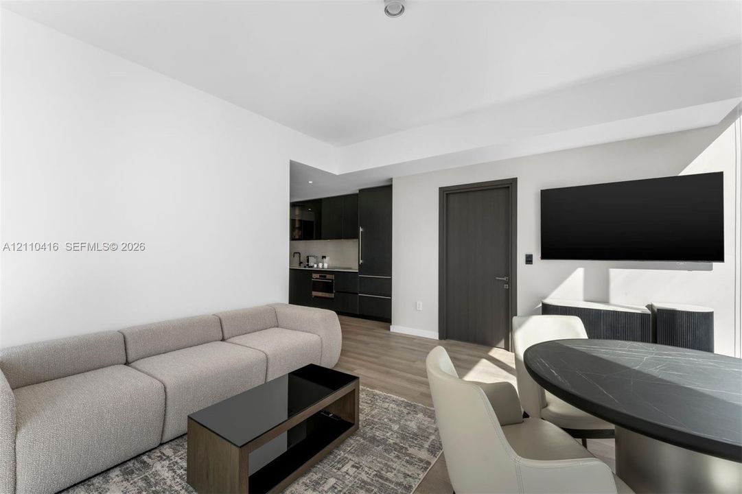 For Sale: $1,399,000 (2 beds, 2 baths, 988 Square Feet)