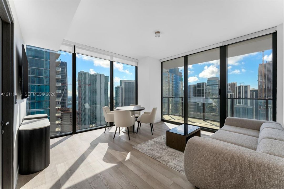 For Sale: $1,399,000 (2 beds, 2 baths, 988 Square Feet)