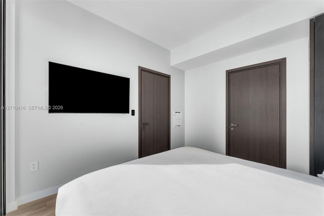 For Sale: $1,399,000 (2 beds, 2 baths, 988 Square Feet)