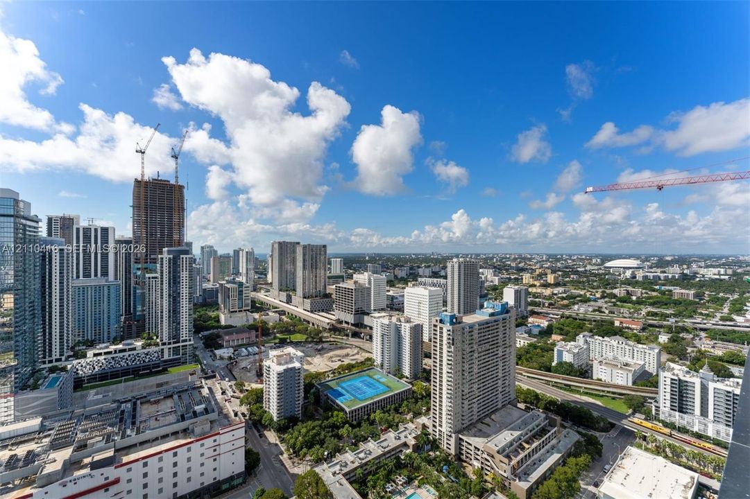 For Sale: $1,399,000 (2 beds, 2 baths, 988 Square Feet)