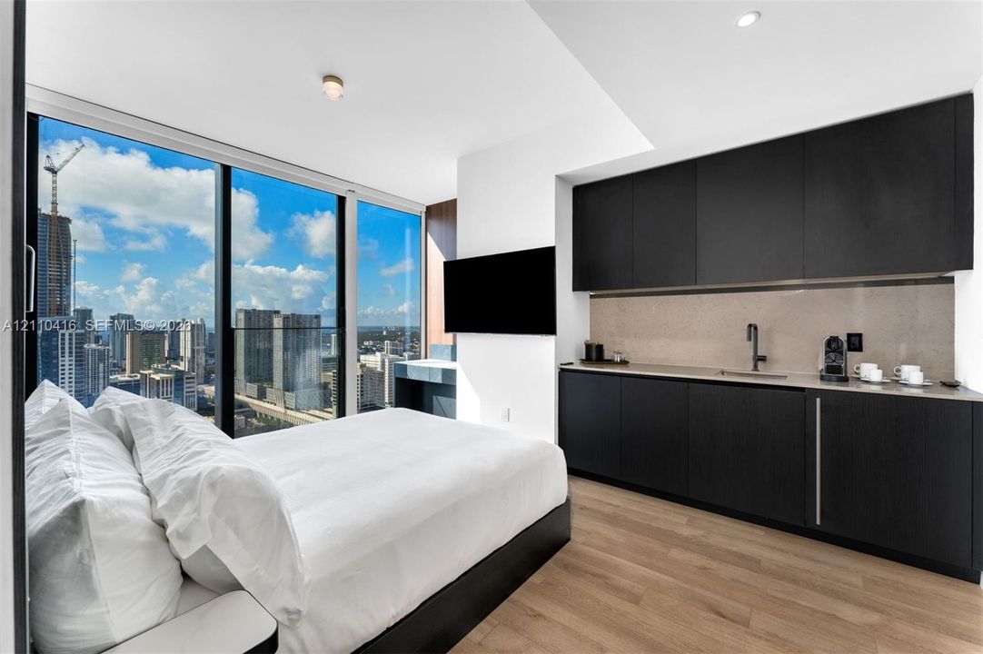 For Sale: $1,399,000 (2 beds, 2 baths, 988 Square Feet)