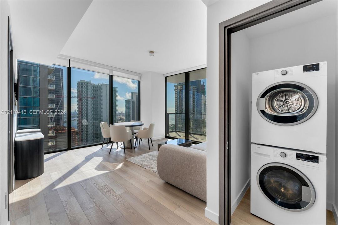 For Sale: $1,399,000 (2 beds, 2 baths, 988 Square Feet)