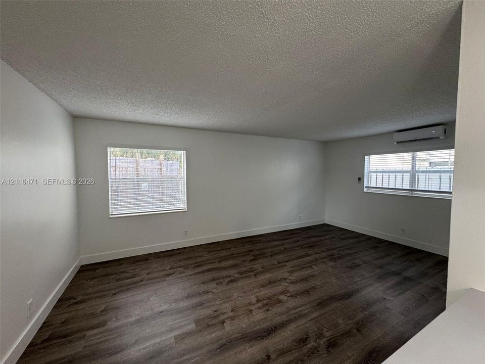 出租: $1,595 (1 贝兹, 1 浴室, 0 平方英尺)