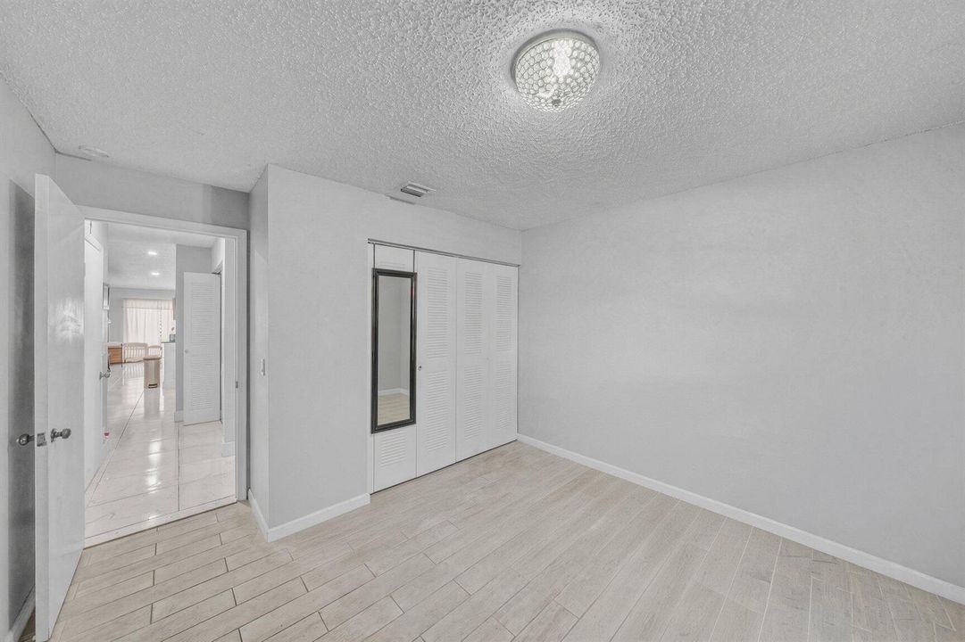 11 Guest Bedroom (3)