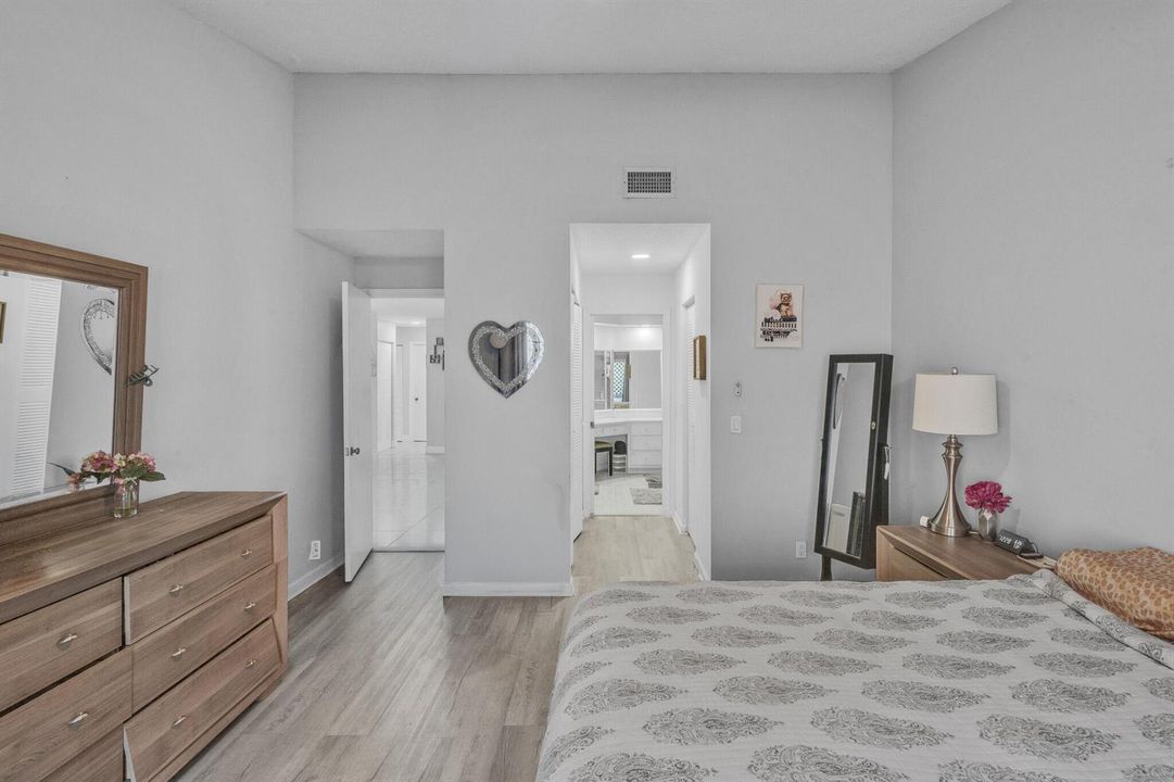 14 Primary Bedroom (2)