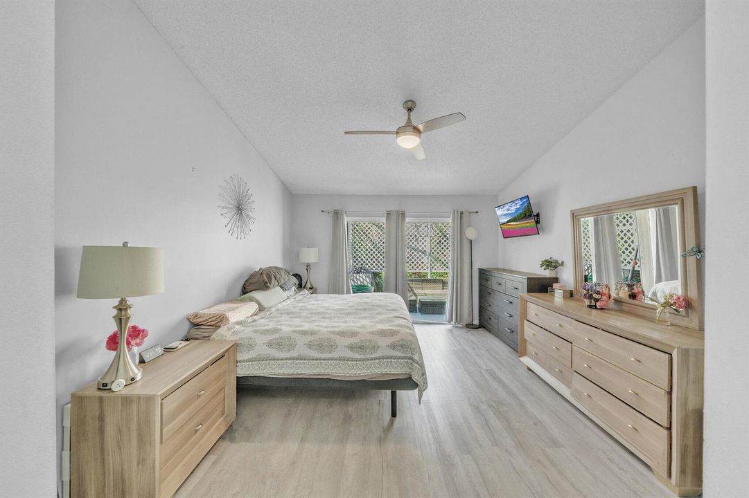 16 Primary Bedroom (1)