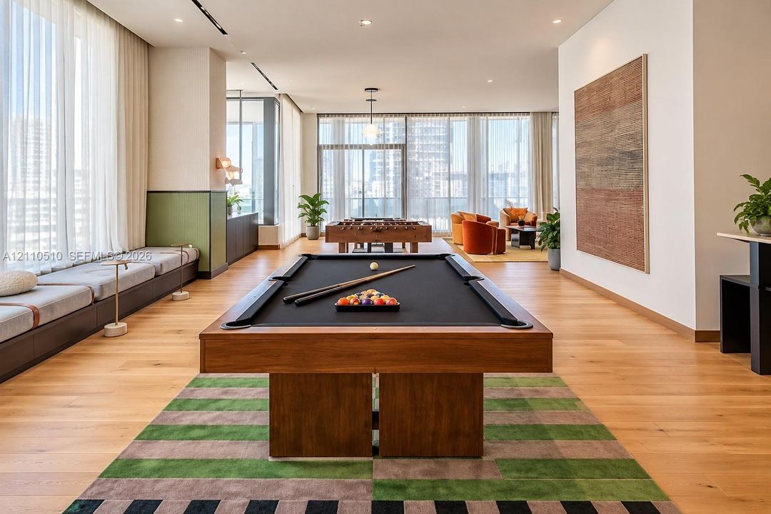Open-concept space featuring floor-to-ceiling windows, wood-finish flooring, recessed lighting, and built-in bench seating