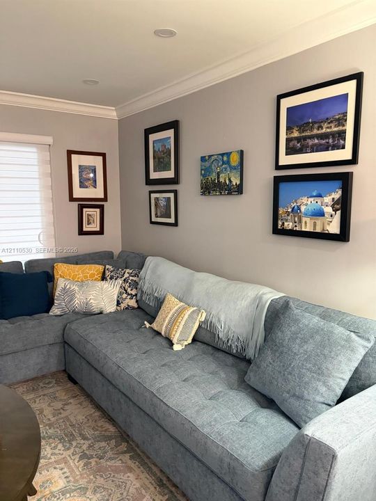 Neutral wall color, crown molding, recessed lighting, and window blinds