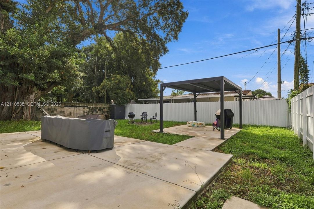 For Rent: $2,700 (2 beds, 1 baths, 2527 Square Feet)