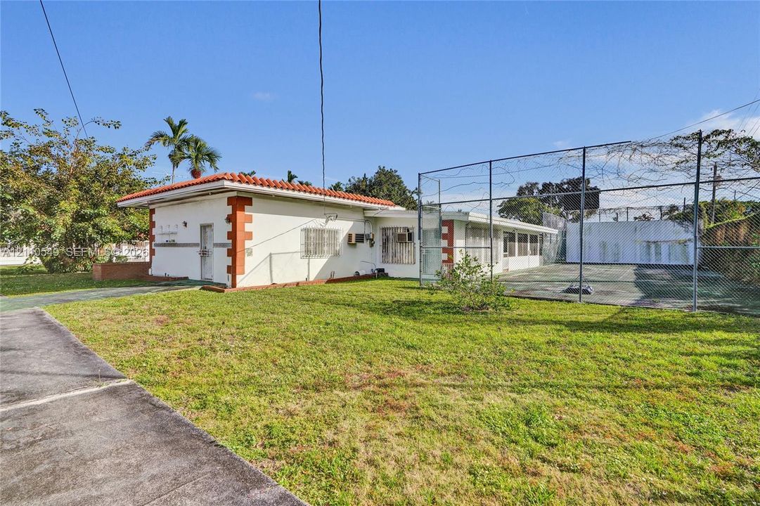 For Sale: $1,500,000 (3 beds, 2 baths, 2709 Square Feet)