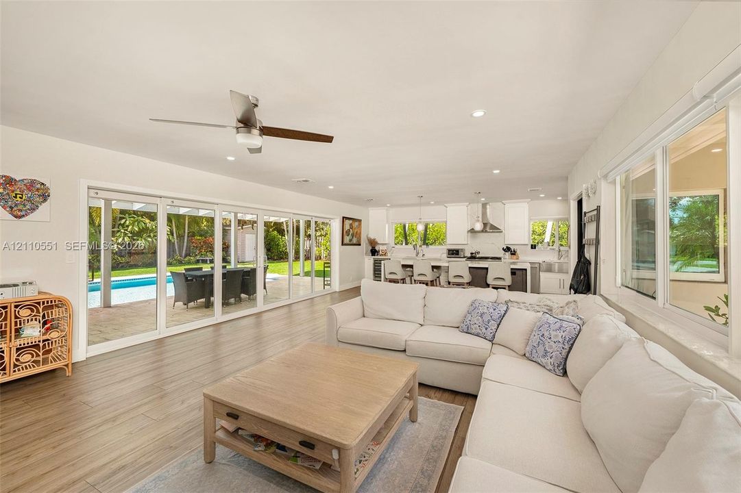 En Venta: $2,395,000 (4 camas, 3 baños, 2131 Pies cuadrados)