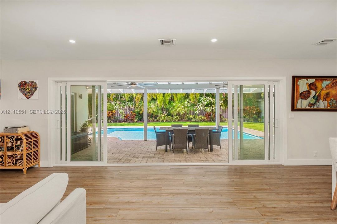 En Venta: $2,395,000 (4 camas, 3 baños, 2131 Pies cuadrados)