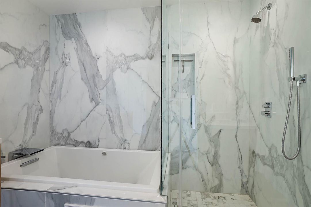 AIR-JETTED TUB