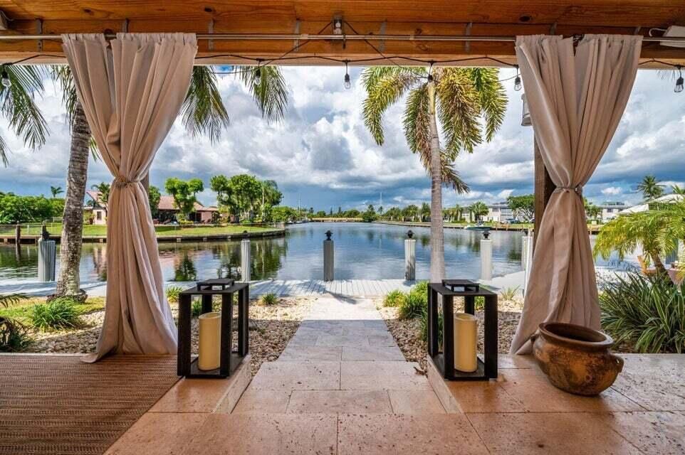 Elegant Waterfront Cabana & Canal Views