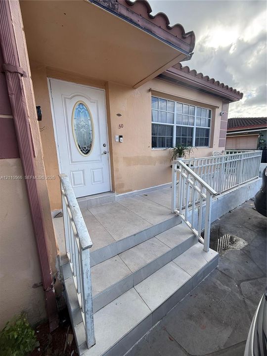 For Sale: $550,000 (3 beds, 2 baths, 900 Square Feet)
