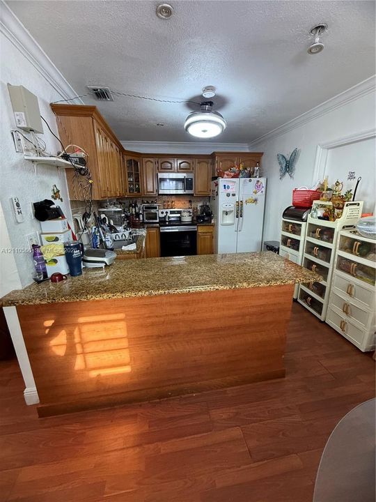 For Sale: $550,000 (3 beds, 2 baths, 900 Square Feet)