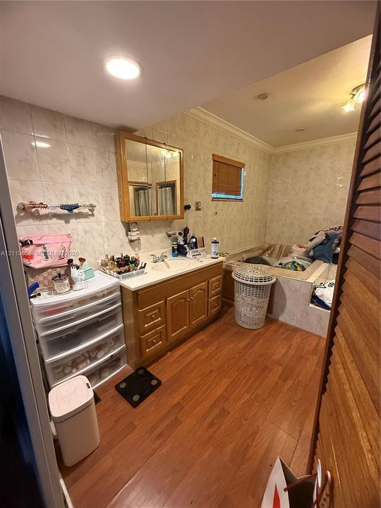 For Sale: $550,000 (3 beds, 2 baths, 900 Square Feet)