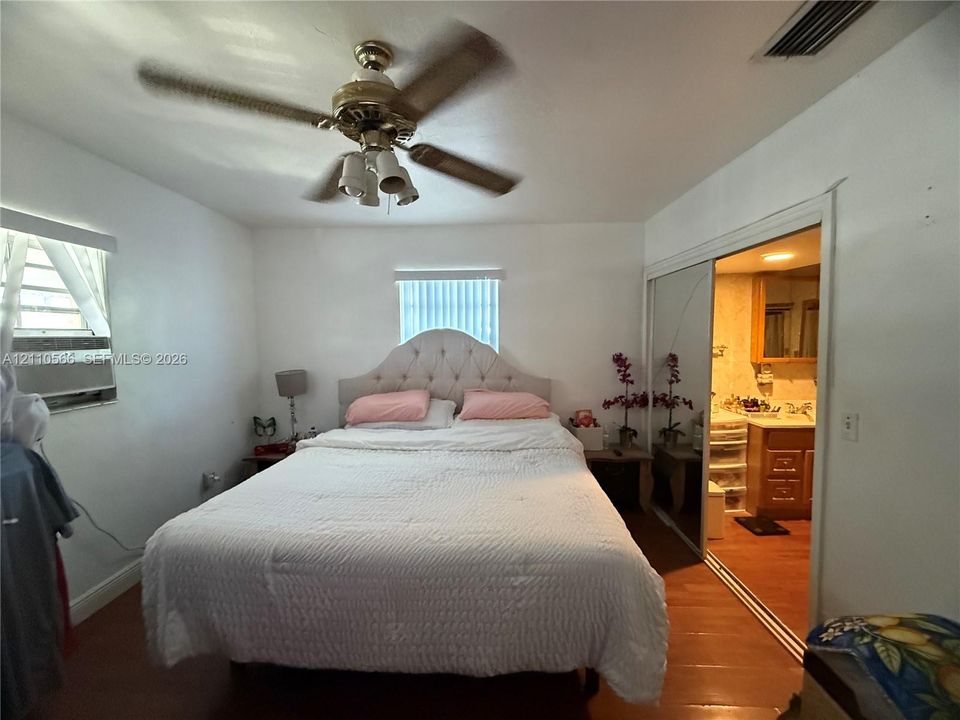 For Sale: $550,000 (3 beds, 2 baths, 900 Square Feet)