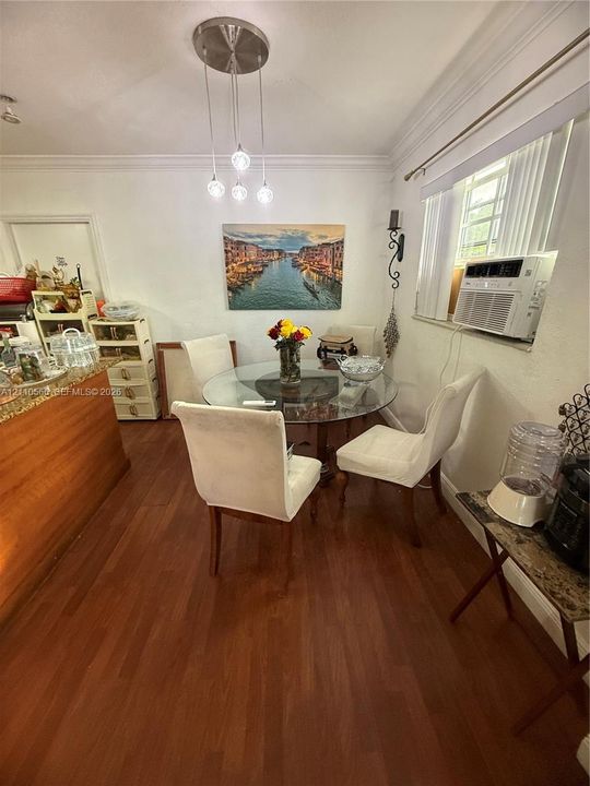 For Sale: $550,000 (3 beds, 2 baths, 900 Square Feet)
