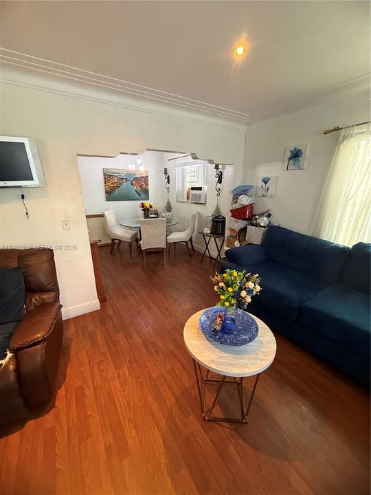For Sale: $550,000 (3 beds, 2 baths, 900 Square Feet)