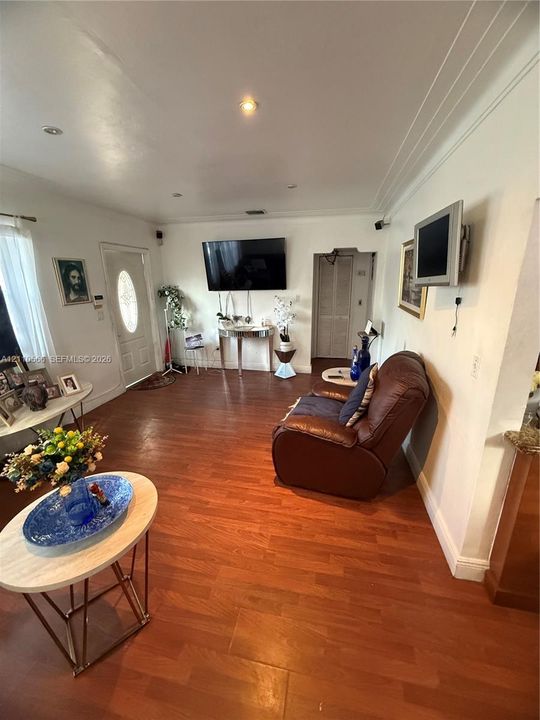 For Sale: $550,000 (3 beds, 2 baths, 900 Square Feet)