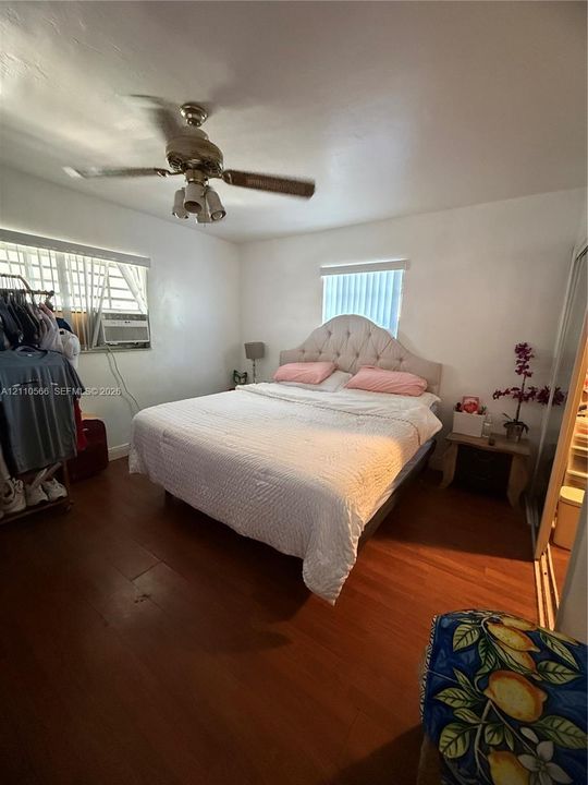 For Sale: $550,000 (3 beds, 2 baths, 900 Square Feet)