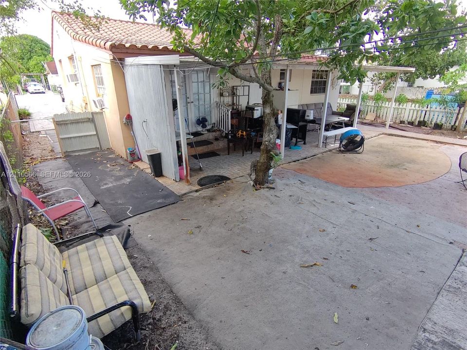 For Sale: $550,000 (3 beds, 2 baths, 900 Square Feet)