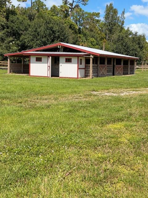8 STALL BARN