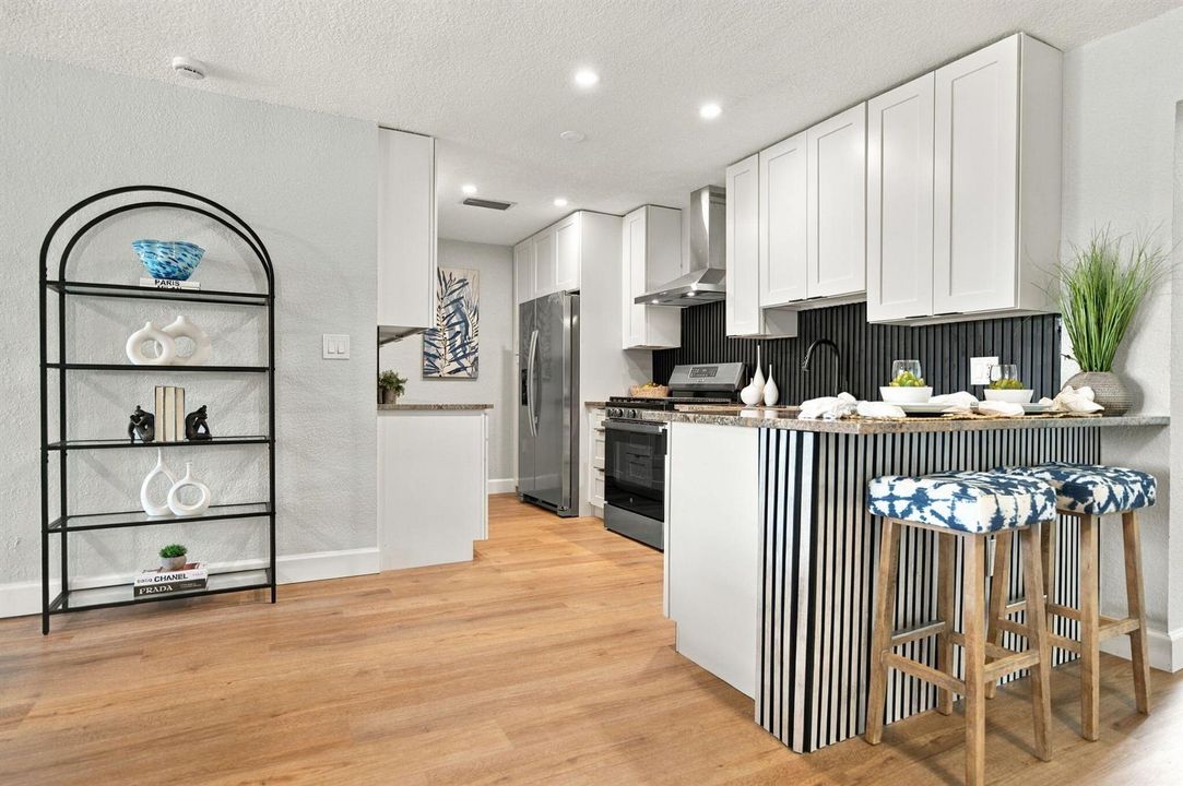KITCHEN/BREAKFAST BAR