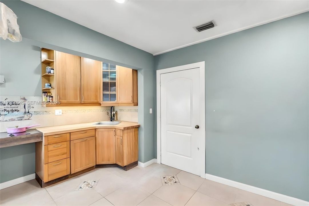 На продажу: $485,000 (2 спален, 1 ванн, 1562 Квадратных фут)