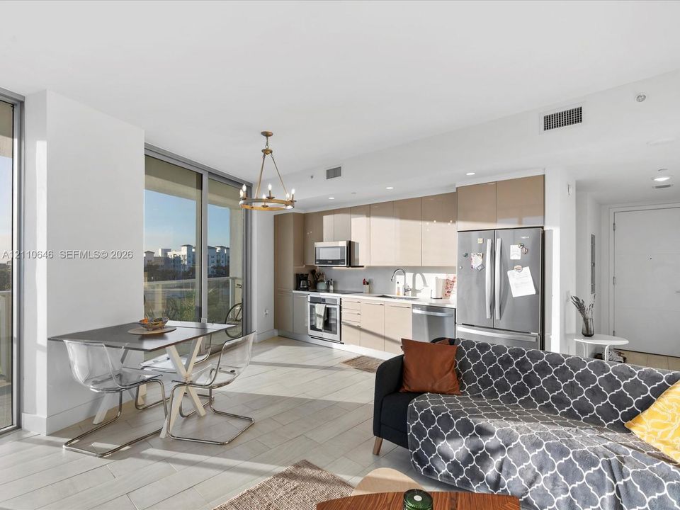 出租: $3,000 (2 贝兹, 2 浴室, 968 平方英尺)