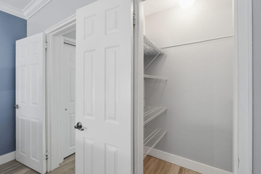 315 205 walk in closet