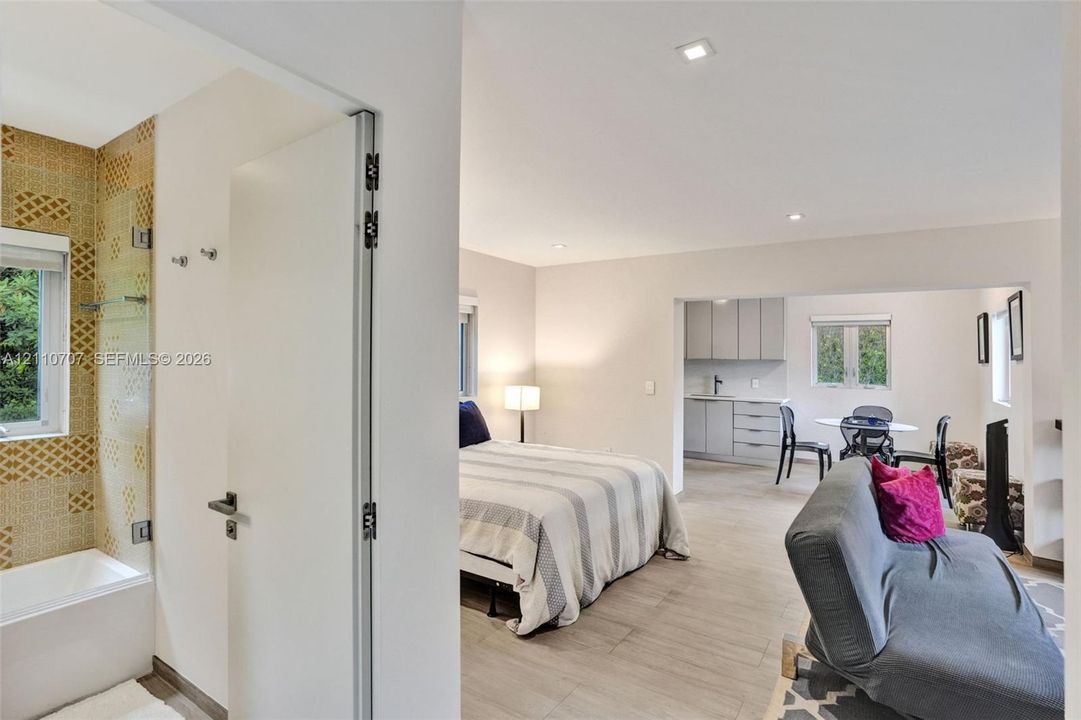 For Rent: $2,400 (0 beds, 1 baths, 560 Square Feet)