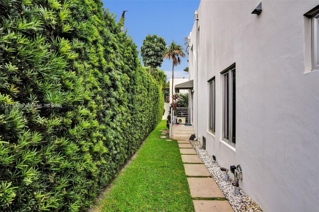 For Rent: $2,400 (0 beds, 1 baths, 560 Square Feet)