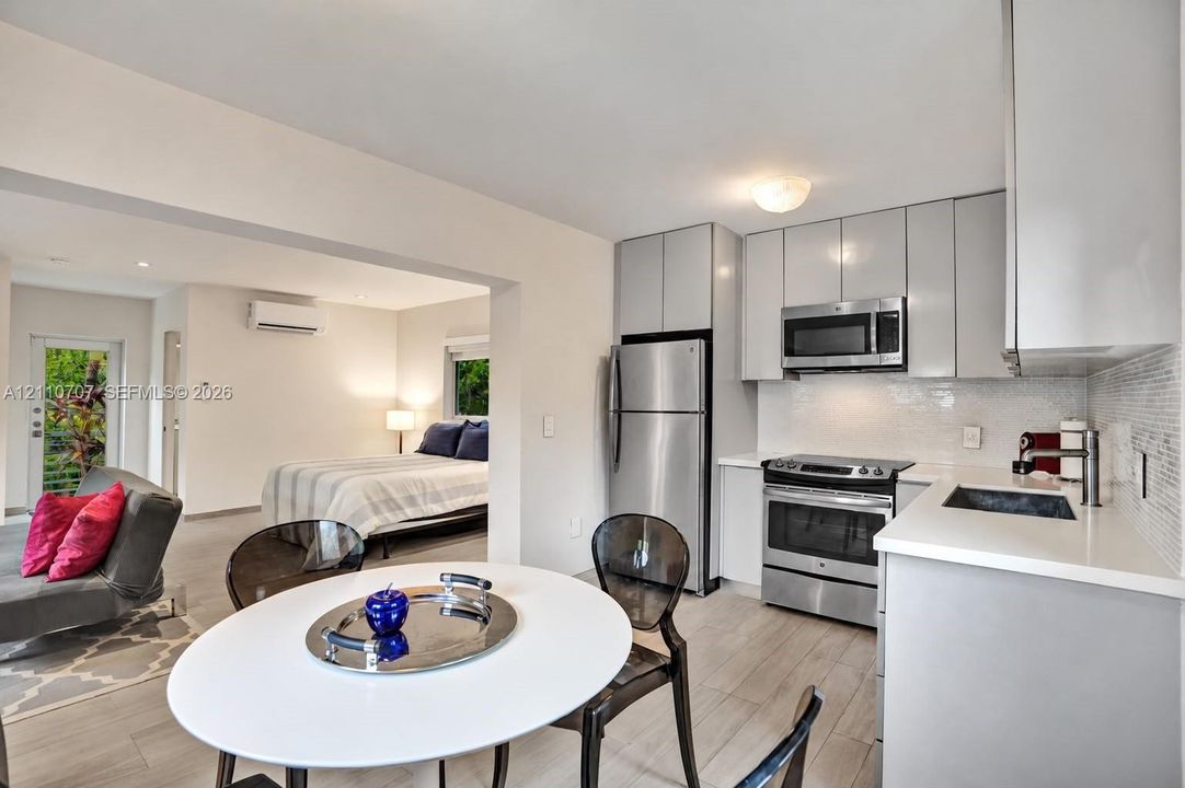 For Rent: $2,400 (0 beds, 1 baths, 560 Square Feet)