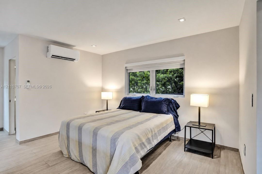 For Rent: $2,400 (0 beds, 1 baths, 560 Square Feet)