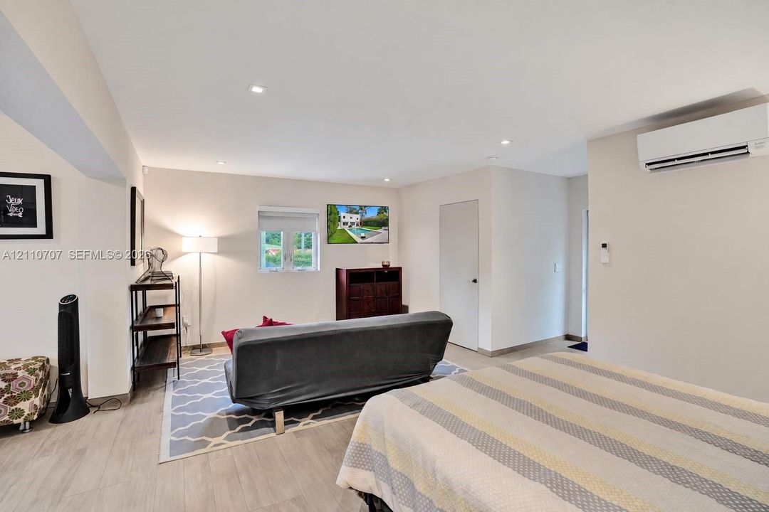 For Rent: $2,400 (0 beds, 1 baths, 560 Square Feet)