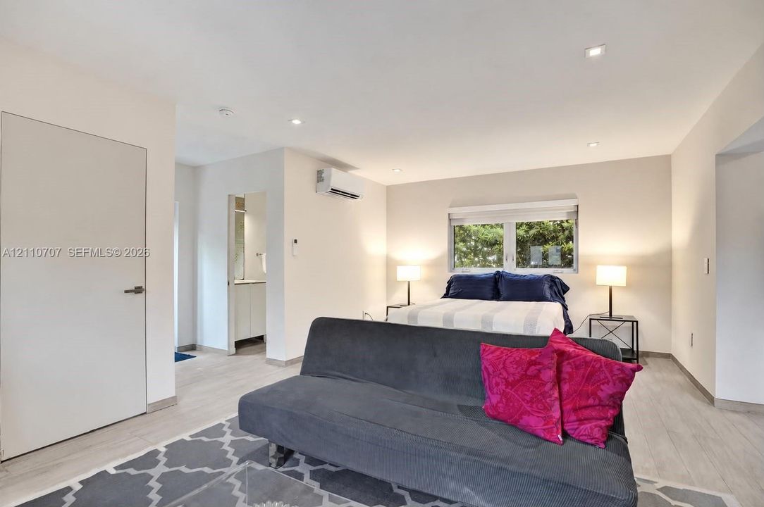 For Rent: $2,400 (0 beds, 1 baths, 560 Square Feet)