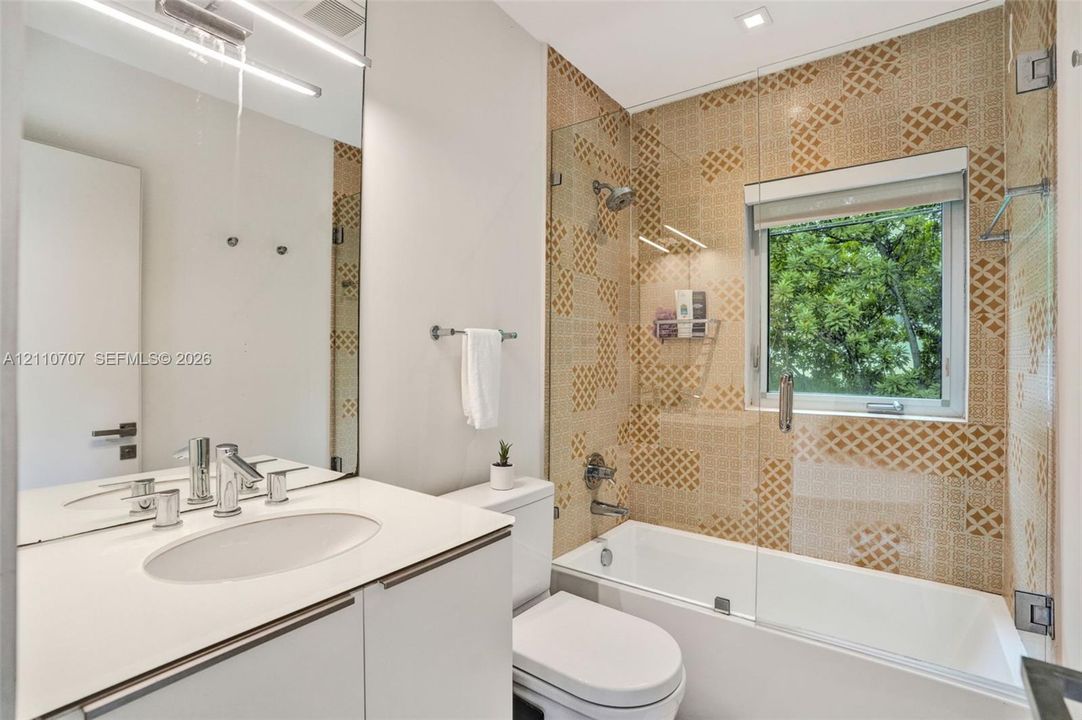 For Rent: $2,400 (0 beds, 1 baths, 560 Square Feet)