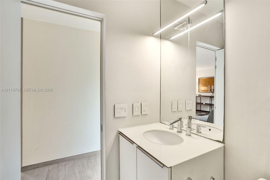 For Rent: $2,400 (0 beds, 1 baths, 560 Square Feet)