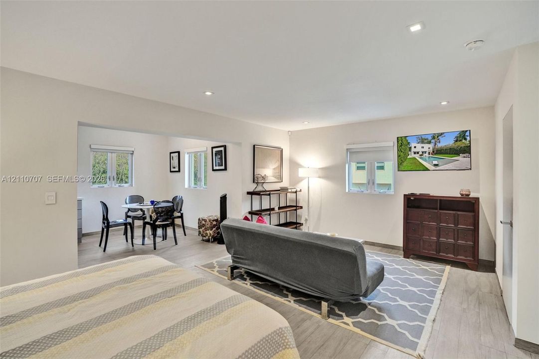 For Rent: $2,400 (0 beds, 1 baths, 560 Square Feet)