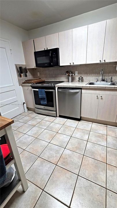 For Sale: $549,900 (2 beds, 2 baths, 1150 Square Feet)