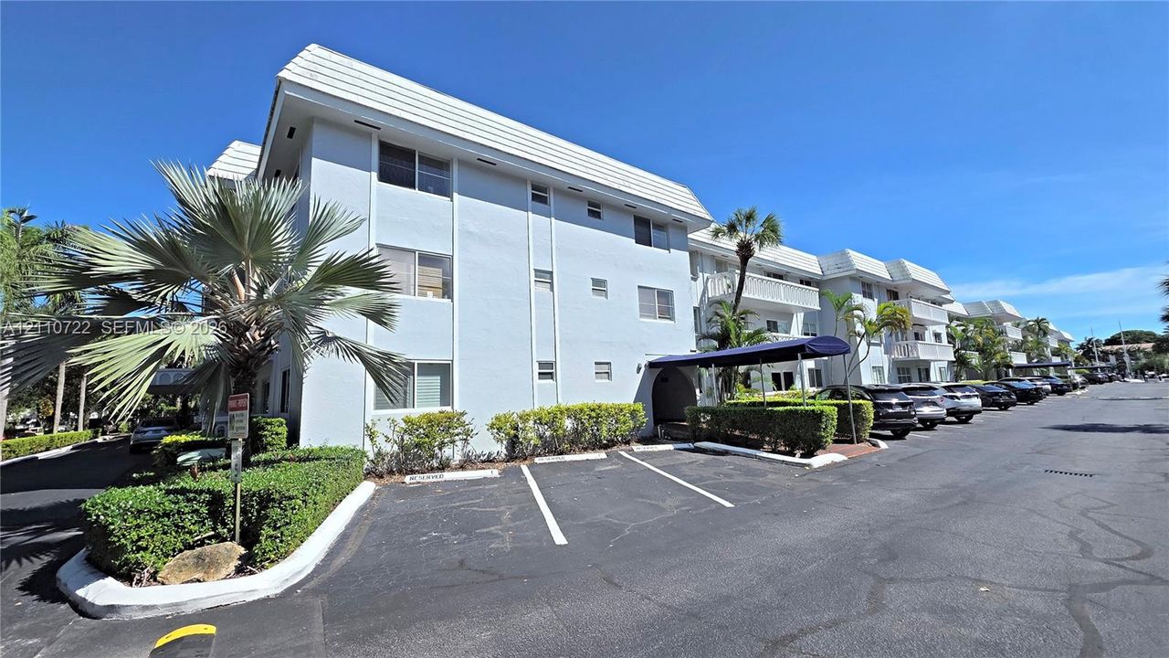 For Sale: $549,900 (2 beds, 2 baths, 1150 Square Feet)